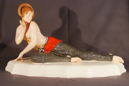 FIGURKA TANCERKI KABARETOWEJ