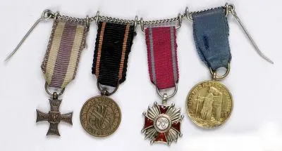 Zestaw miniaturek na łańcuszku 