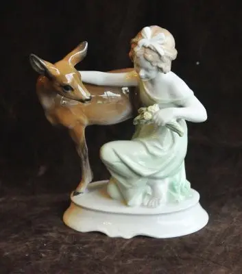 FIGURKA DZIEWCZYNKI Z SARENKĄ