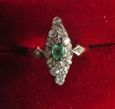 PIERŚCIONEK Z DIAMENTAMI I SZMARAGDEM