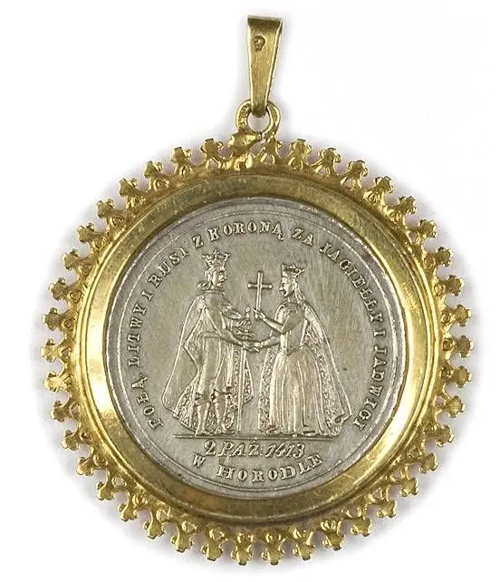 Medalion wykonany z medalu: 450- lecia Unii w Horodle 1861 na A: Postacie królewskie: w otoku: POŁĄ: LITWY I RUSI ZA JAGIEŁŁY I JADWIGI pod kreską 2 PAŹ: 1413 /W HORODLE
