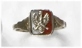 Pierścionek patriotyczny z orzełkiem na biało czerwonym kwadracie