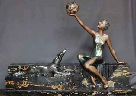 Diana z kulą i chartem