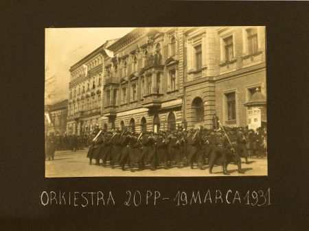 Album z fotografiami zatytułowany 