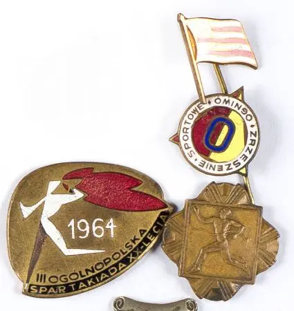 Zestaw odznak różnych 4 sztuki