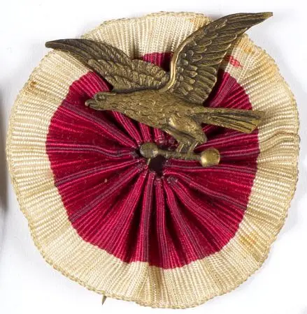 Odznaka sokoła z kotylionem w barwach biało-czerwonych