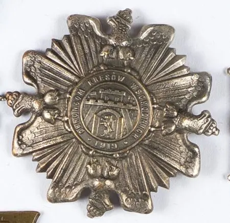 Odznaka z miniaturką Obrońcom Kresów Wschodnich