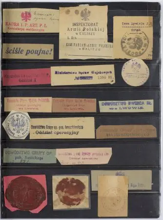 Zestaw pieczątek tuszowych i lakowych oraz wycinków korespondencyjnych wraz z pocztówką z reprodukcją obrazu L. Kowalskiego 