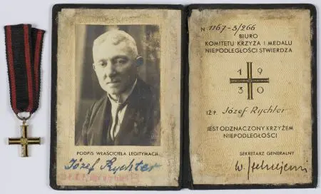 Miniatura Krzyża niepodległości na wstążce wraz z legitymacją