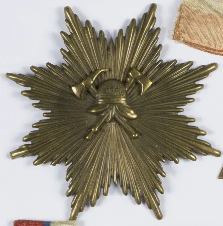 Emblemat z hełmu w formie gwiazdy z hełmem Straży Lwowskiej Pożarnej