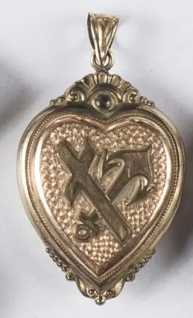 Medalion w kształcie serca z symbolami Wiary