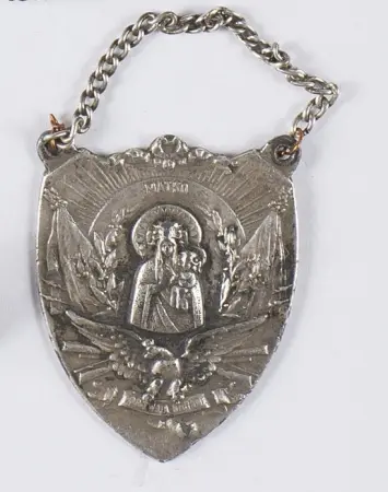 Ryngraf patriotyczny z wizerunkiem Matki Boskiej Częstochowskiej oraz orłem trzymającym wstęgę