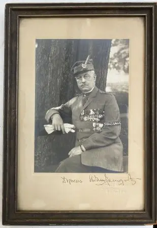 Fotografia portretowa przedstawiająca Adama Michała Zamojskiego w mundurze prezesa ZTG Sokół