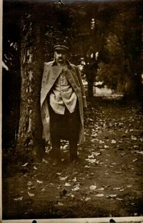Fotografia przedstawiająca Marszałka Józefa Piłsudskiego w parku