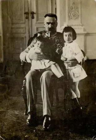 Józef Piłsudski - fotografia portretowa z córkami Jadwigą i Wandą
