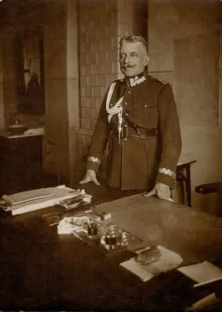 Fotografia przedstawiająca generała Wojska Polskiego przy biurku, lata 20 - te