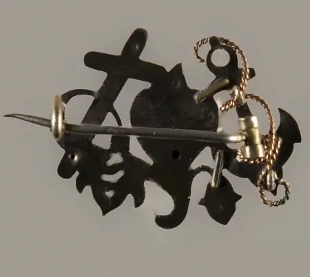 Brosza patriotyczna z symbolami Wiary, Nadziei i Miłości, zdobiona opalizującymi perełkami