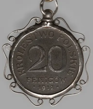 Dewizka patriotyczna z oprawioną w srebro monetą o nominale 20 Pfenigów Królestwo Polskie 1917.
