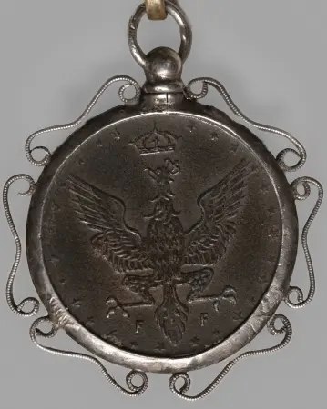 Dewizka patriotyczna z oprawioną w srebro monetą o nominale 20 Pfenigów Królestwo Polskie 1917.