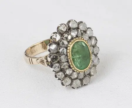 Pierścionek ze szmaragdem i diamentami