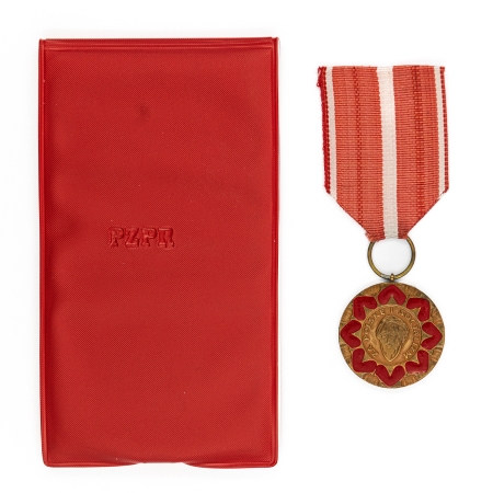 Medal im. Ludwika Waryńskiego ze wstążką i z oryginalnym etui Medal im. Ludwika Waryńskiego ze wstążką i z oryginalnym etui