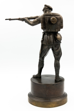 Statuetka żołnierza w stojącej postawie strzeleckiej - Nagroda w Zawodach 16 Pułku Piechoty, 1929 r
