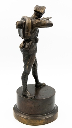 Statuetka żołnierza w stojącej postawie strzeleckiej - Nagroda w Zawodach 16 Pułku Piechoty, 1929 r