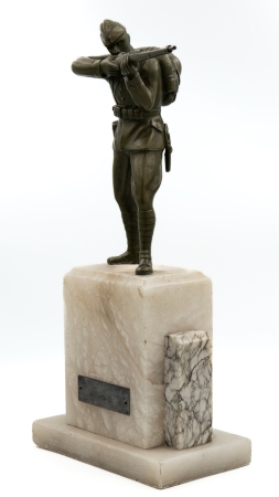 Statuetka żołnierza w stojącej postawie strzeleckiej - Nagroda w Zawodach Strzeleckich o Mistrzostwo Korpusu Ochrony Pogranicza, 1933 r