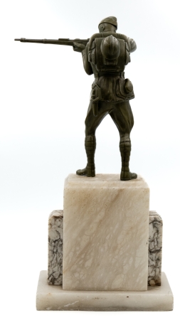Statuetka żołnierza w stojącej postawie strzeleckiej - Nagroda w Zawodach Strzeleckich o Mistrzostwo Korpusu Ochrony Pogranicza, 1933 r