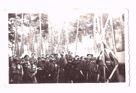 Fotografia grupowa harcerzy w lesie, lata 20/30 XX w.