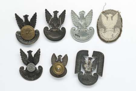Zestaw 7 sztuk orłów PRL - 6 metalowych, 1 haft maszynowy