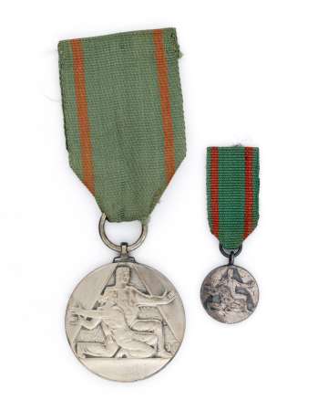 Medal Za Ofiarność i Odwagę w Obronie Życia i mienia z miniaturą, śr