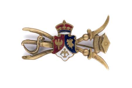 Brosza patriotyczna - trójpolowa tarcza z Orłem, Pogonią i Archaniołem osadzona na kosach, szabli i krakusce