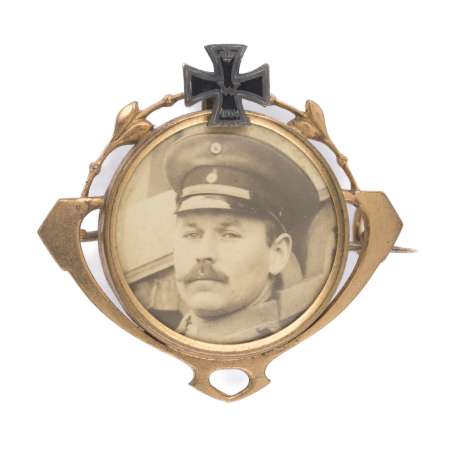 Brosza patriotyczna z motywem krzyża EK-1914 i pamiątkową fotografią żołnierza