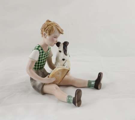 FIGURA CHŁOPIEC CZYTAJĄCY Z PSEM