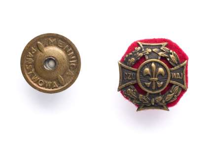 Miniatura krzyża harcerskiego wydana w Poznaniu od 1945 roku przez grawera Tadeusza Matyję