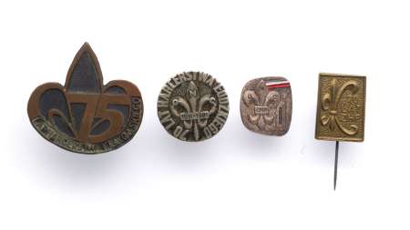 Zestaw 4 odznak jubileuszowych po 1956 roku. Materiały i wymiary różne