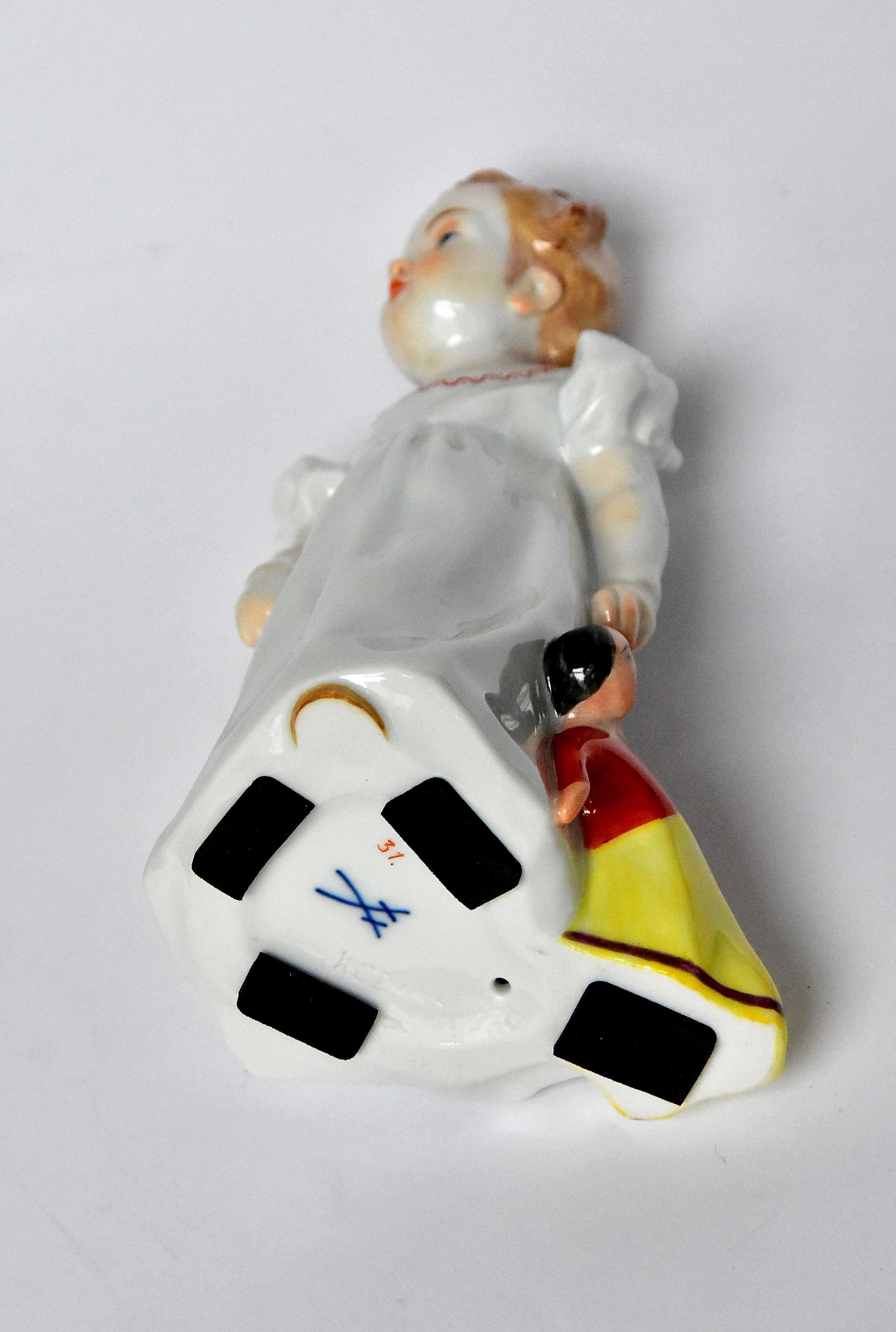 FIGURKA "DZIEWCZYNKA Z LALKĄ" MIŚNIA