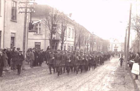 Fotografia grupowa - przemarsz oddziału Sokoła ulicami Nowego Sącza(?)
