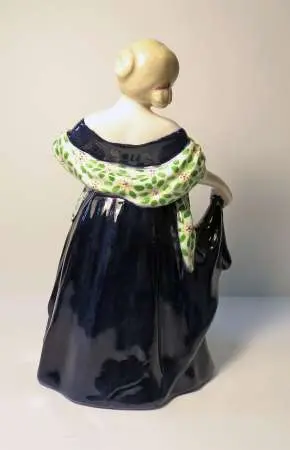 Figurka Dziewczyna w stroju biedermeier Goldscheider