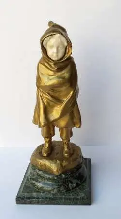 Dziecko otulone płaszczem, ok. 1900-1925