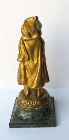 Dziecko otulone płaszczem, ok. 1900-1925