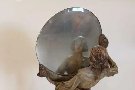 Figura kobiety z lustrem - Johann Maresch