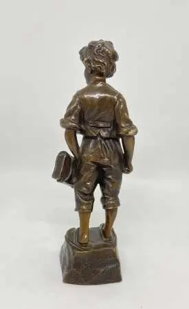 Chłopiec z tornistrem