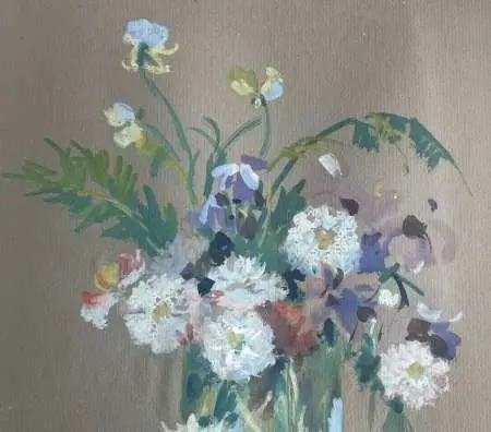 Bukiet kwiatów polnych w szklanym wazonie