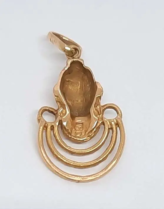 Złoty wisior inspirowany motywami biżuterii kenijskiej