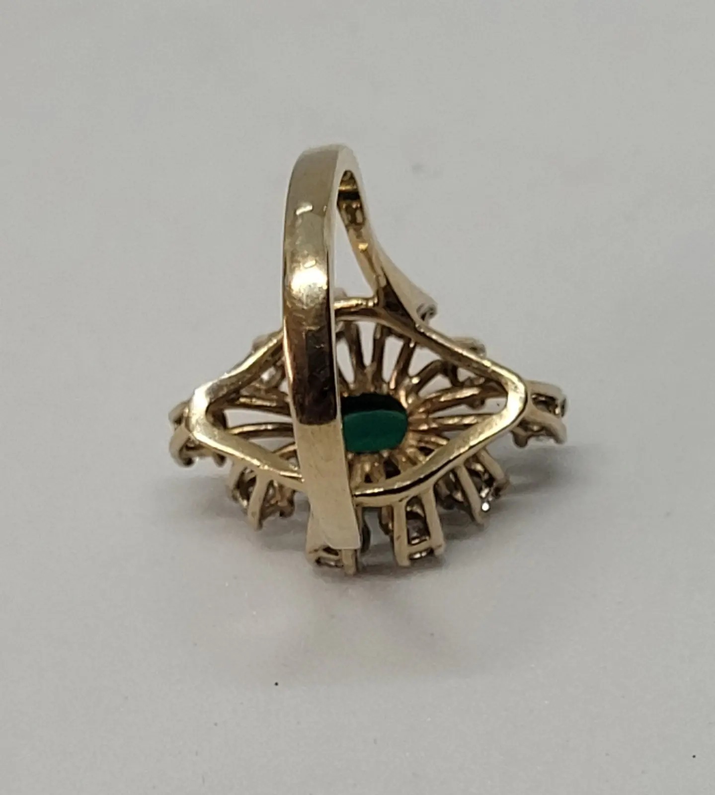 Złoty pierścionek z zielonym agatem i cyrkoniami
