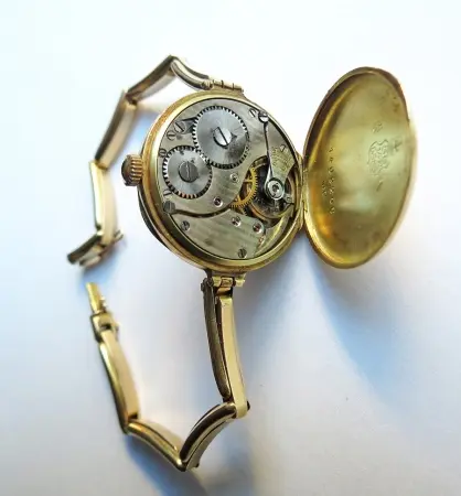 Zegarek damski z diamentami i złotą bransoletą, ok. 1910