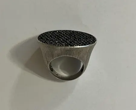 Pierścionek srebrny z czarnymi cyrkoniami 