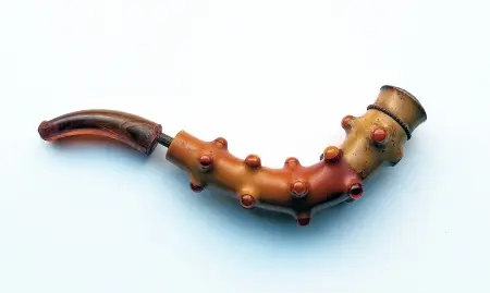 Fajka z pianki morskiej z bursztynowymi guzami, ok. 1900